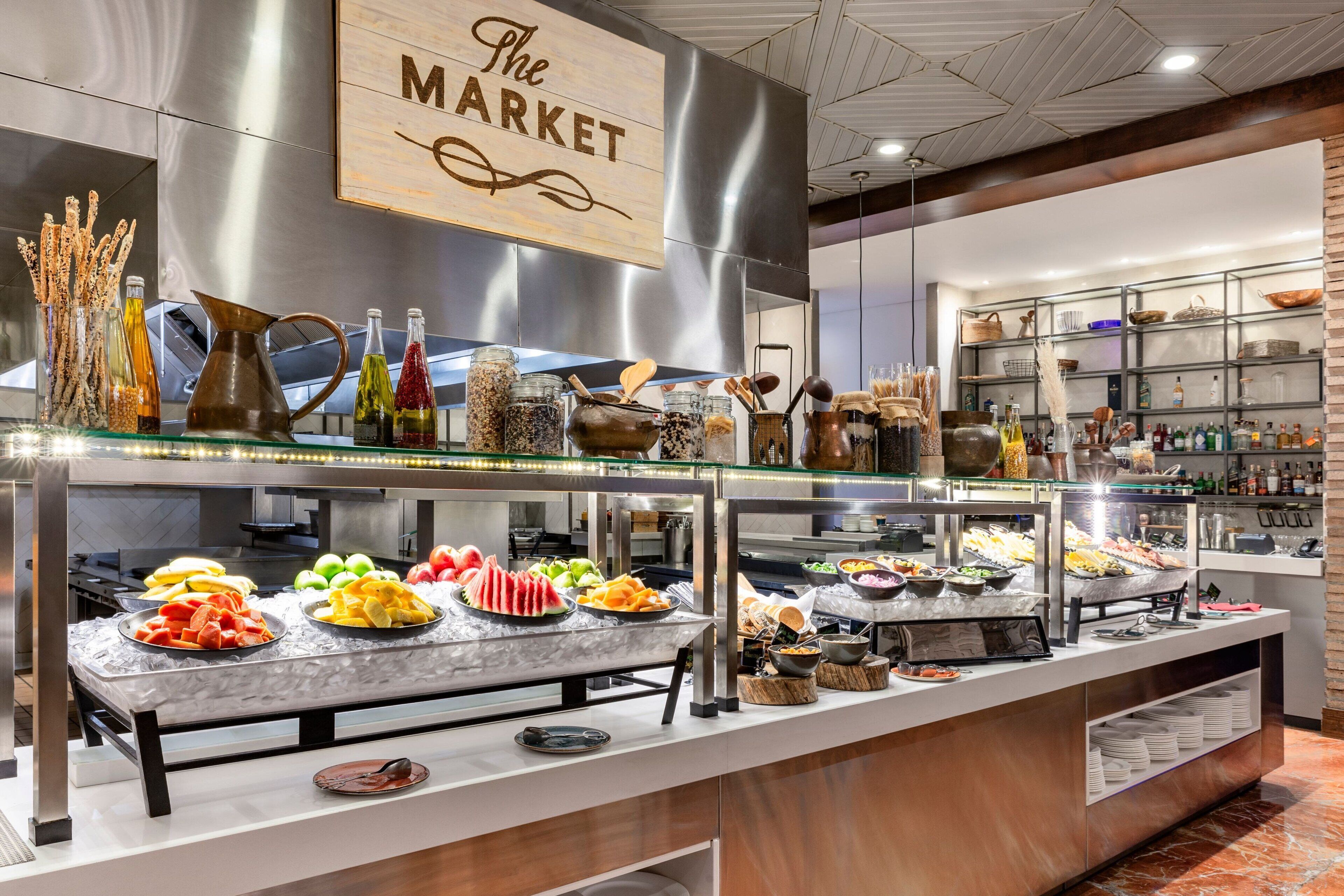 Een buffet met verschillende gerechten en toevoegingen.