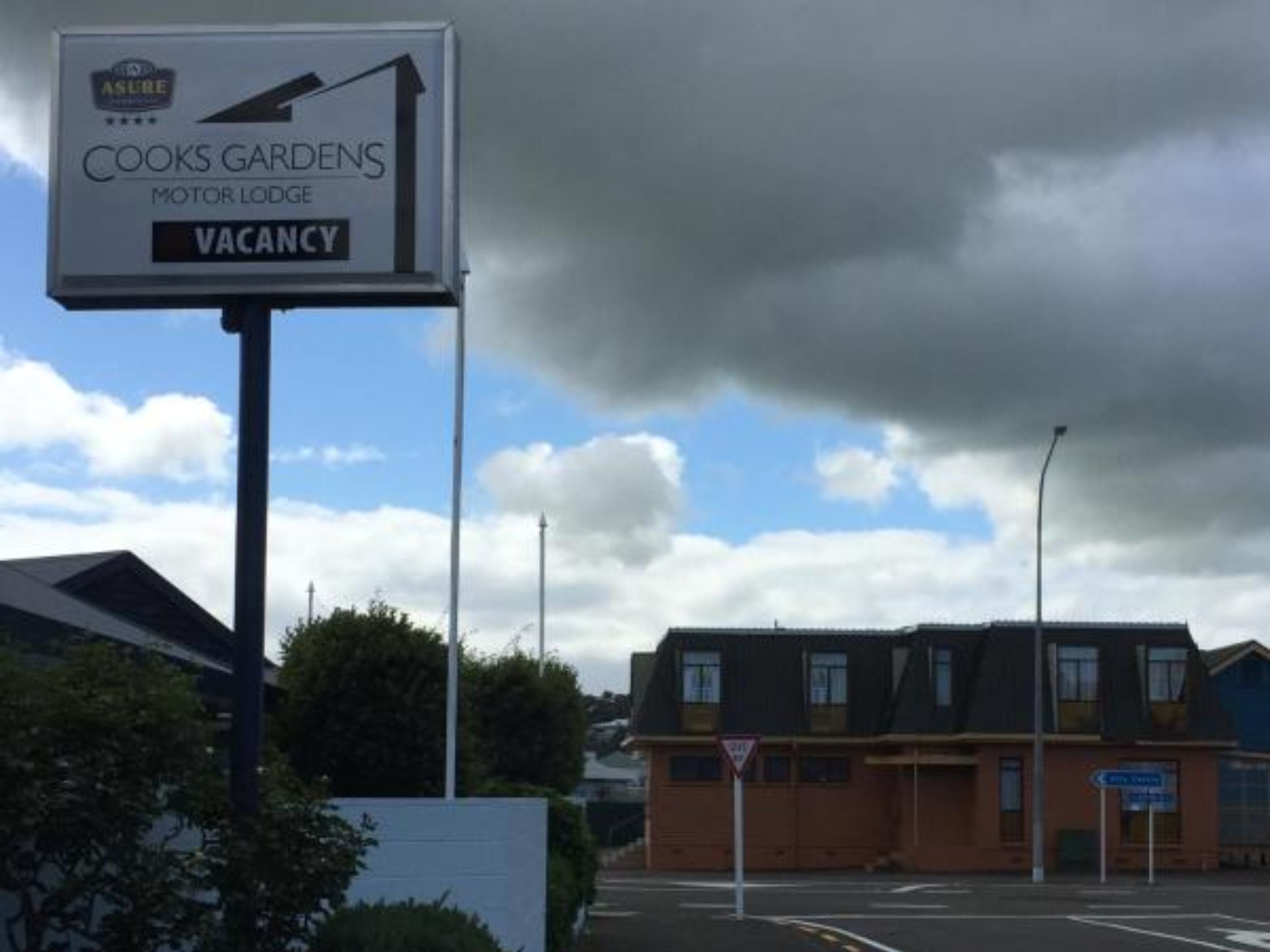 A sign for Cooks Gardens Motor Lodge indicating a vacancy.