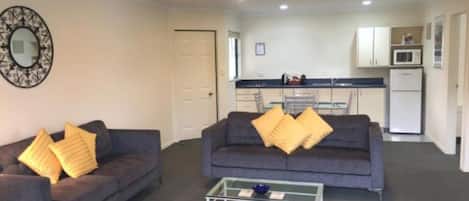 Appartement, 2 chambres | 1 chambre, coffres-forts dans les chambres, fer et planche Ă repasser