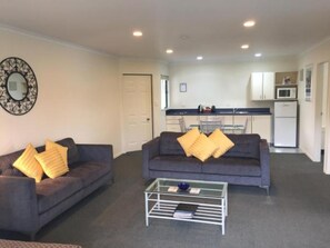 Lägenhet - 2 sovrum | Värdeförvaringsskåp på rummet, strykjärn/strykbräda och gratis wi-fi