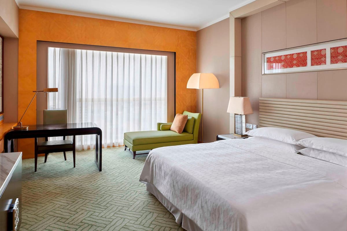 Luxe beddengoed, een minibar, een kluis op de kamer, een bureau