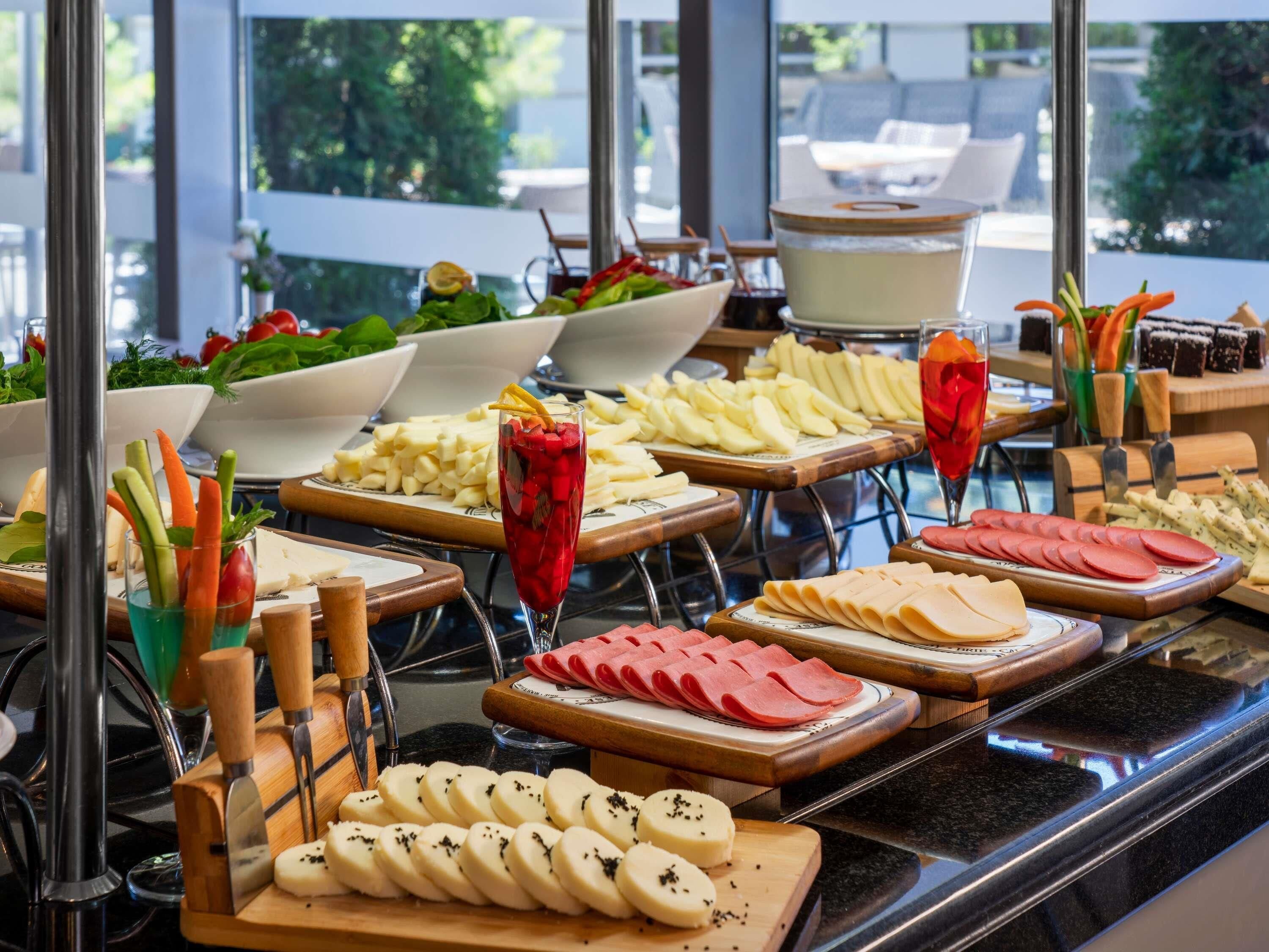 Colazione a buffet a pagamento, servita tutte le mattine 