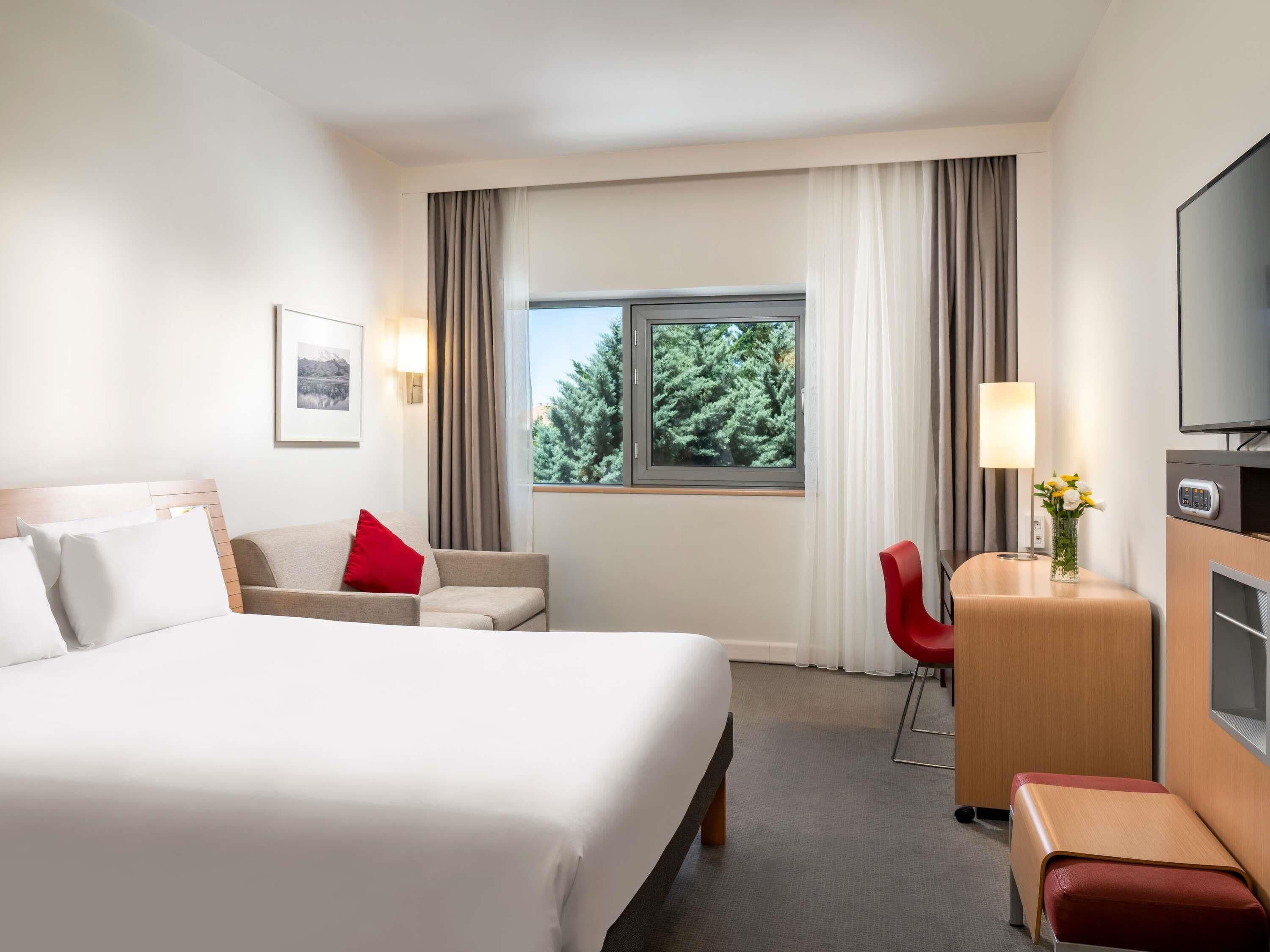 superior room, 1 queen bed with sofa bed | premium bedding, minibar, in-room safe, desk