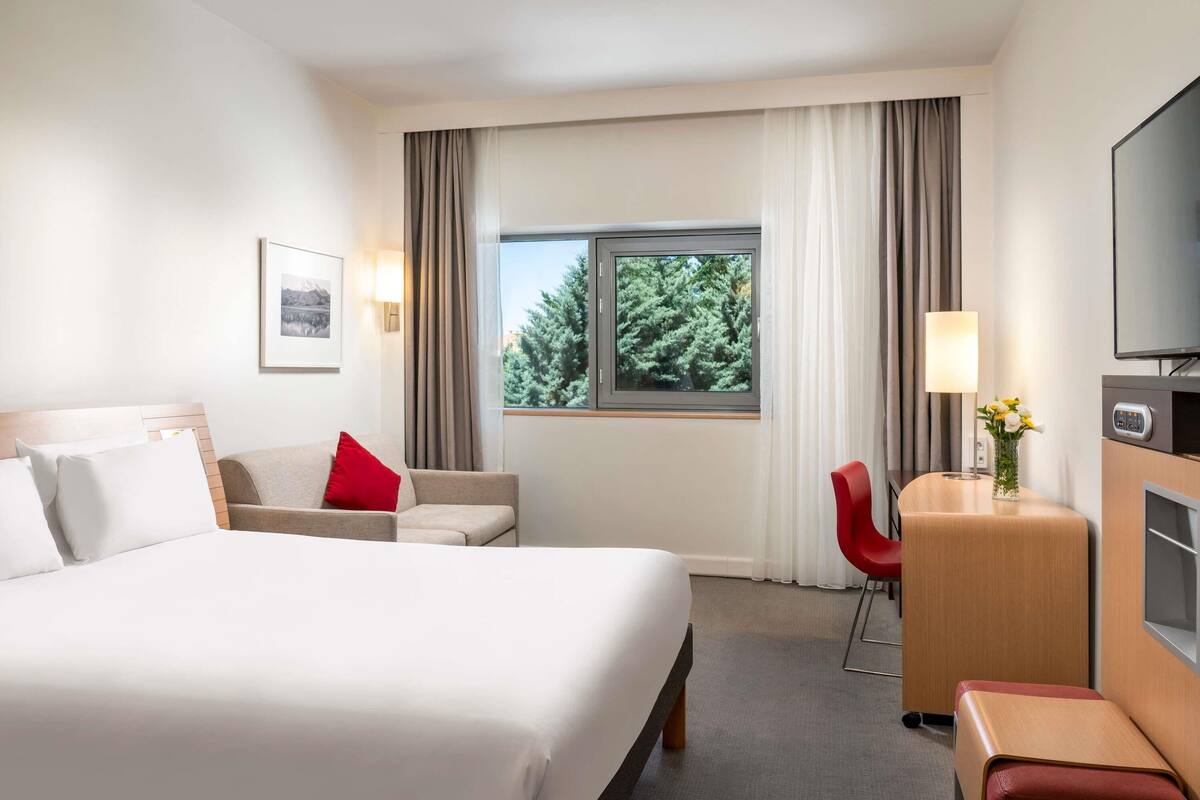 superior room, 1 queen bed with sofa bed | premium bedding, minibar, in-room safe, desk