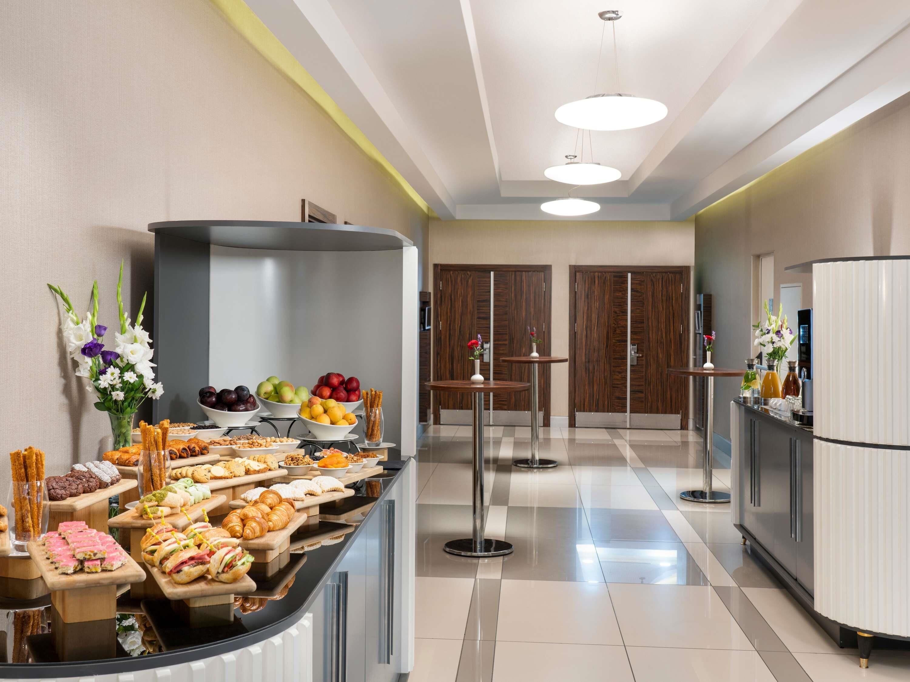 Se ofrece un desayuno bufé (14 EUR por persona)