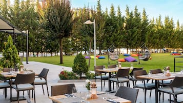 Serviço de café da manhã, almoço, jantar; vistas para o jardim