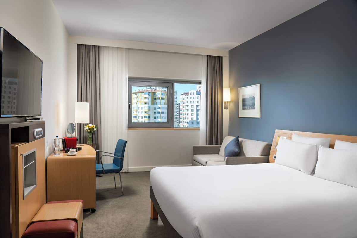 Executive Room, 1 Queen Bed with Sofa bed | Premium bedding, minibar, in-room safe, desk