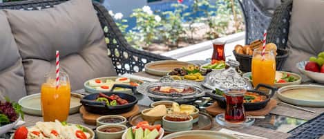 Dagelijks ontbijtbuffet (EUR 14 per persoon)