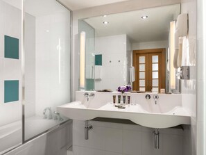 Superior Suite, 1 Queen Bed with Sofa bed | Premium bedding, minibar, in-room safe, desk - Novotel Kayseri (Kocasinan)