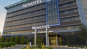 Een Novotel hotelgebouw met een modern ontwerp, meerdere verdiepingen en een opvallende ingang.