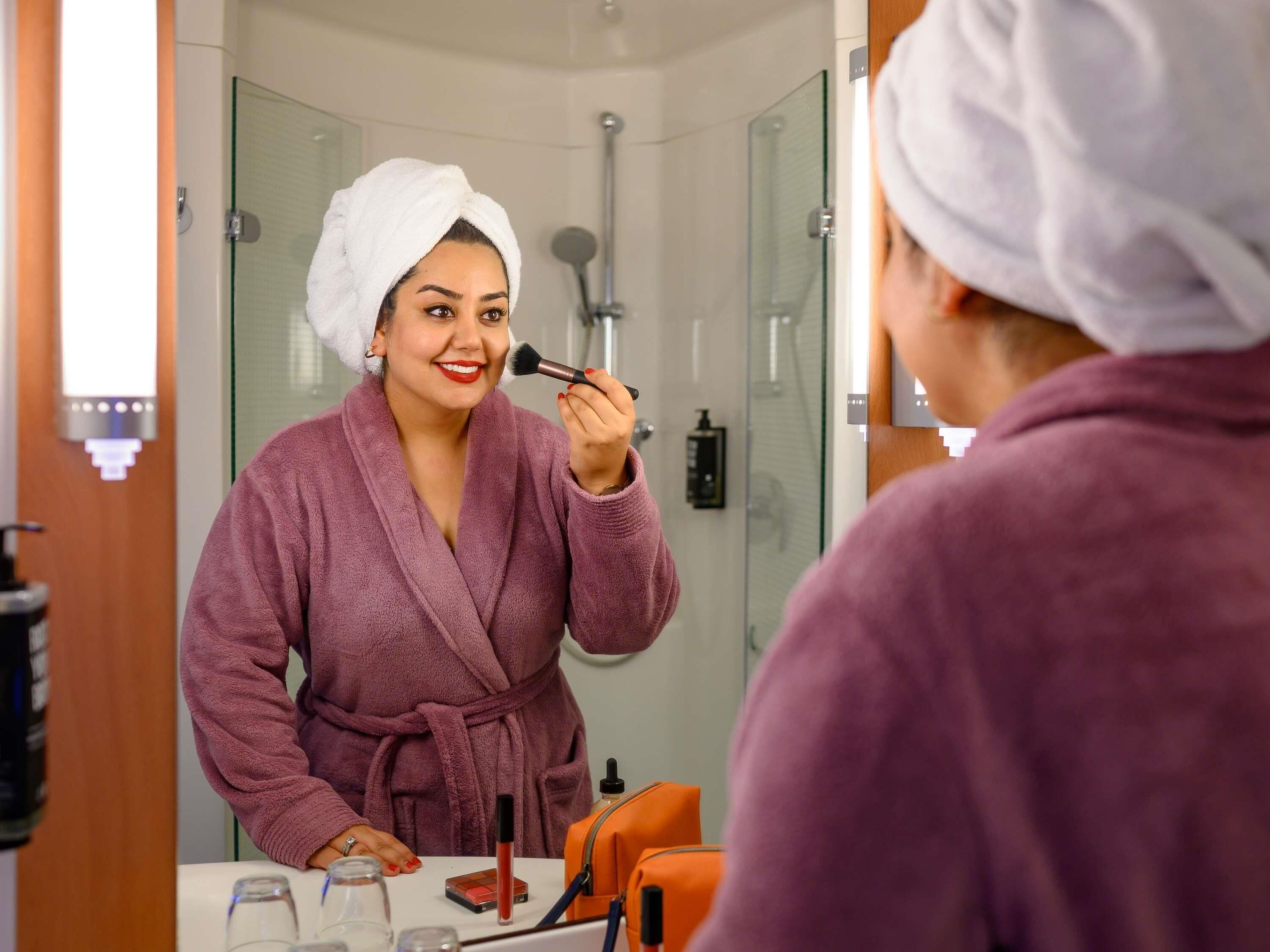 standard room, 1 double bed | in-room safe, desk, soundproofing, iron/ironing board