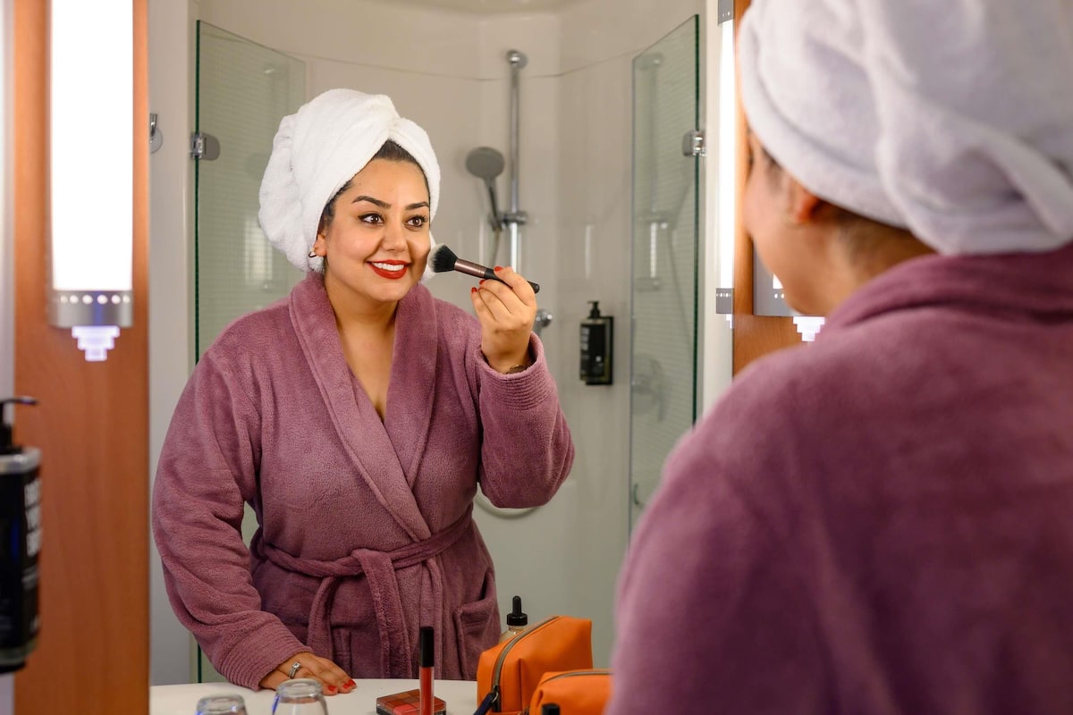 standard room, 1 double bed | in-room safe, desk, soundproofing, iron/ironing board