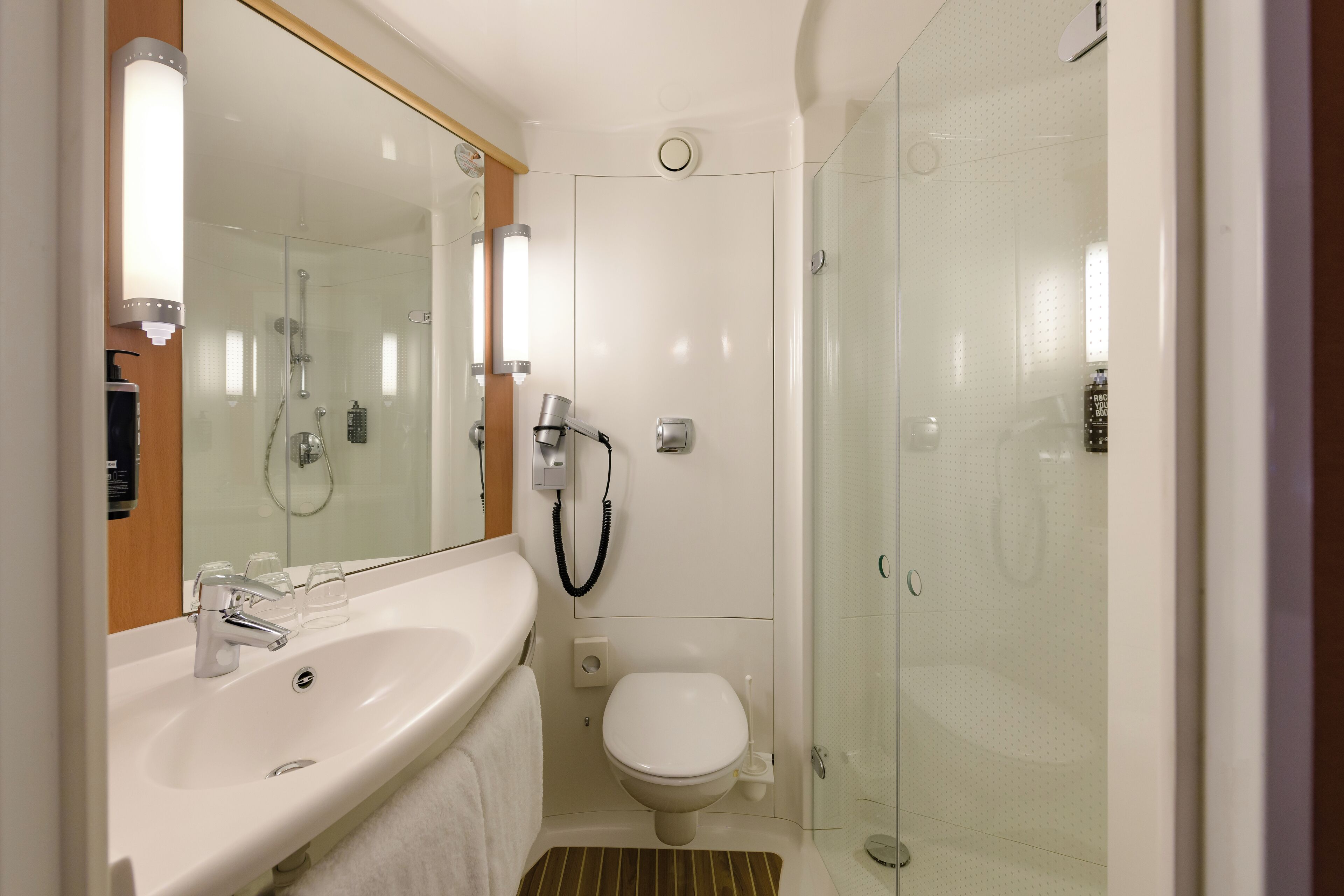 Standard-Zweibettzimmer, 2 Einzelbetten | Badezimmer | Dusche, umweltfreundliche Kosmetikartikel, Haartrockner, Handtücher