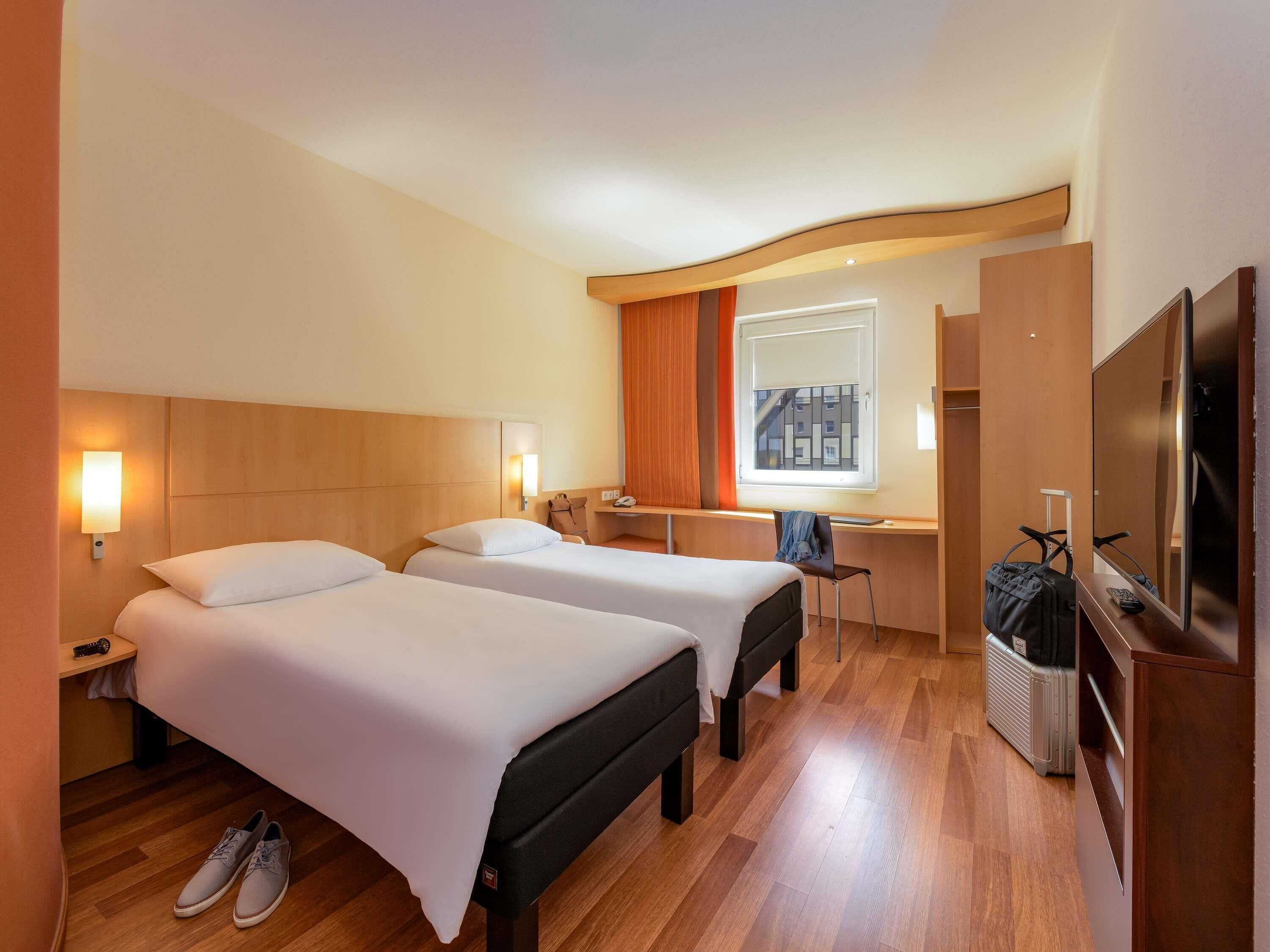 Chambre Standard avec lits jumeaux, 2 lits une place | Coffres-forts dans les chambres, bureau, chambres insonorisées