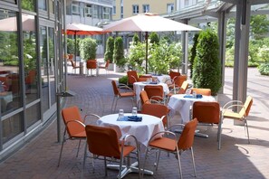 Petit déjeuner, déjeuner et dîner servis sur place