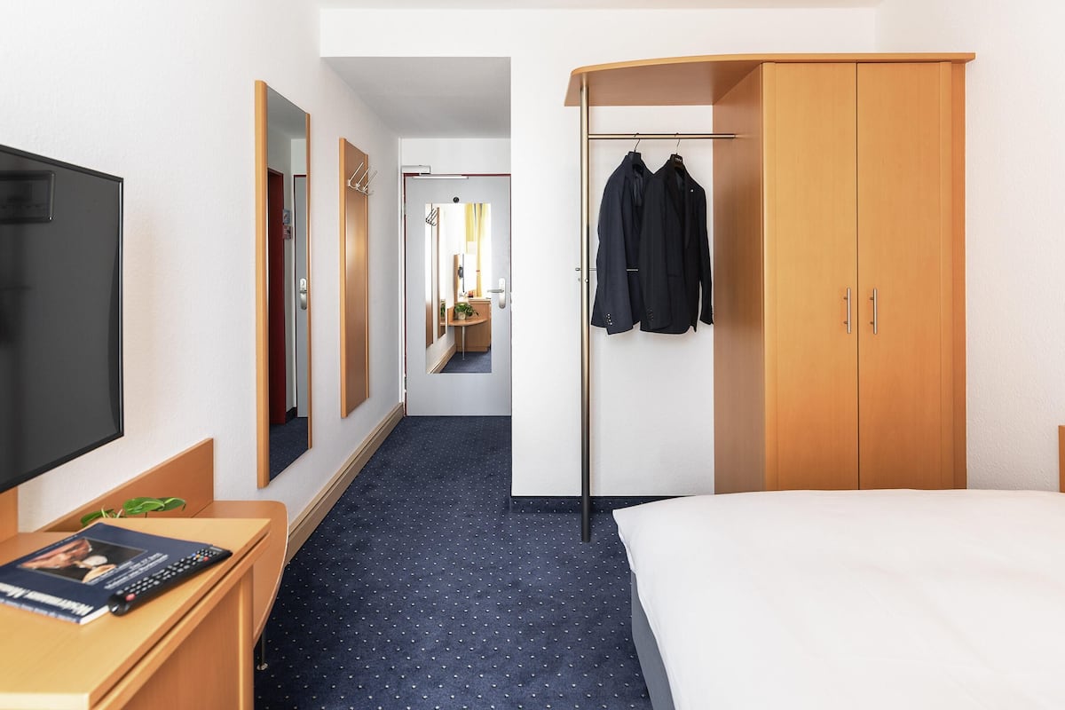 Quarto solteiro clássico, 1 cama de solteiro | Escrivaninha, espaço de trabalho para notebook, cortinas blackout