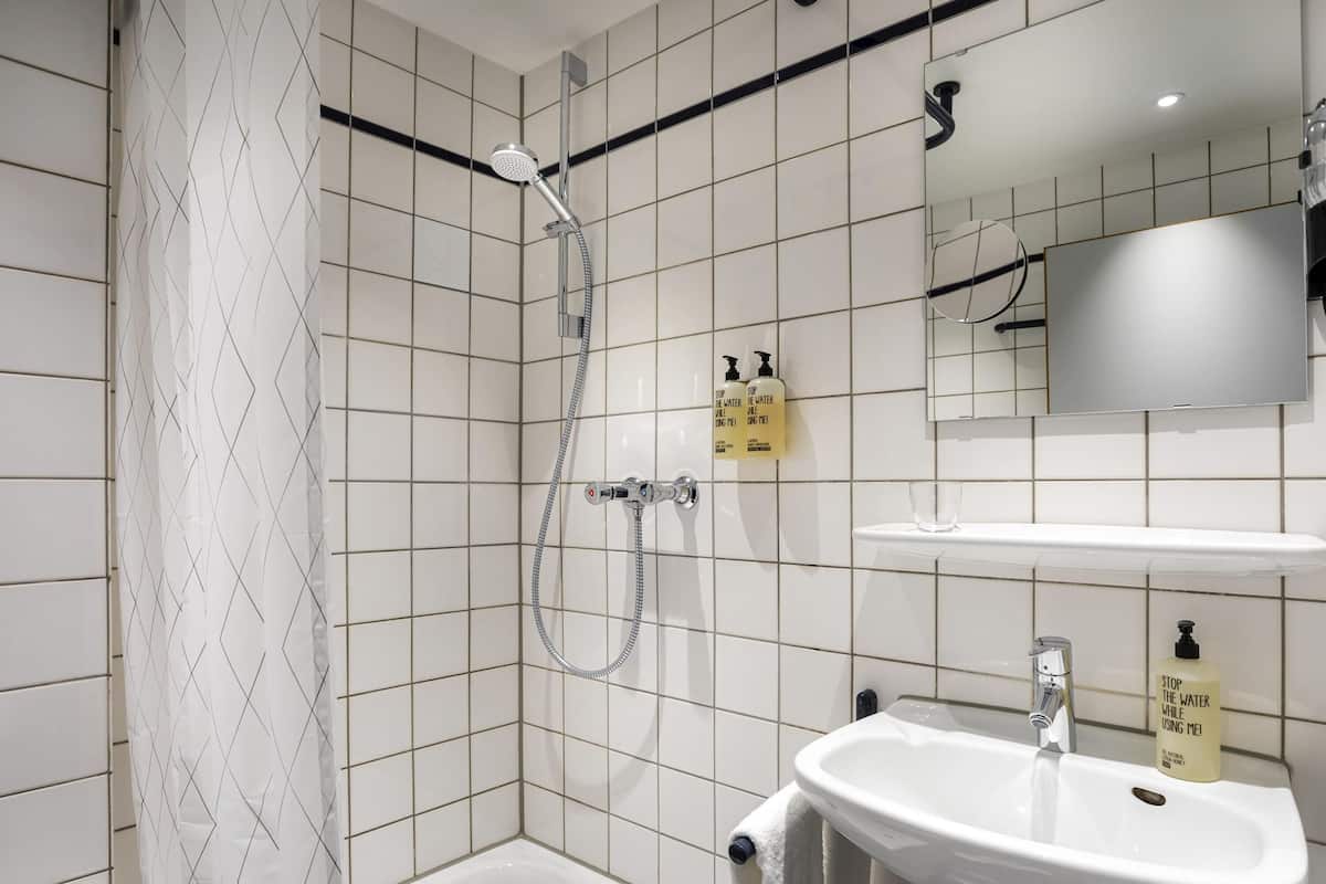 Escrivaninha, espaço de trabalho para notebook, cortinas blackout