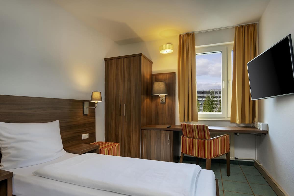 Standard Room, 1 Twin Bed | Desk, laptop workspace, blackout drapes, free WiFi