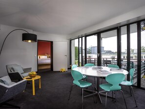 Desk, laptop workspace, blackout curtains, free WiFi - ibis Styles Darmstadt (Darmstadt)