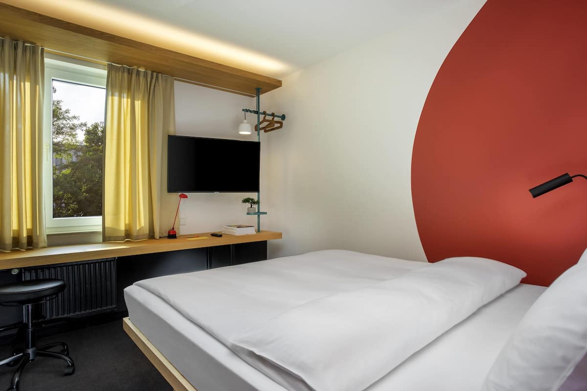 Rom – superior, 1 dobbeltseng | Skrivebord, skrivebord for bærbar PC og blendingsgardiner