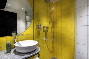 Dusche, umweltfreundliche Kosmetikartikel, Haartrockner, Handtücher