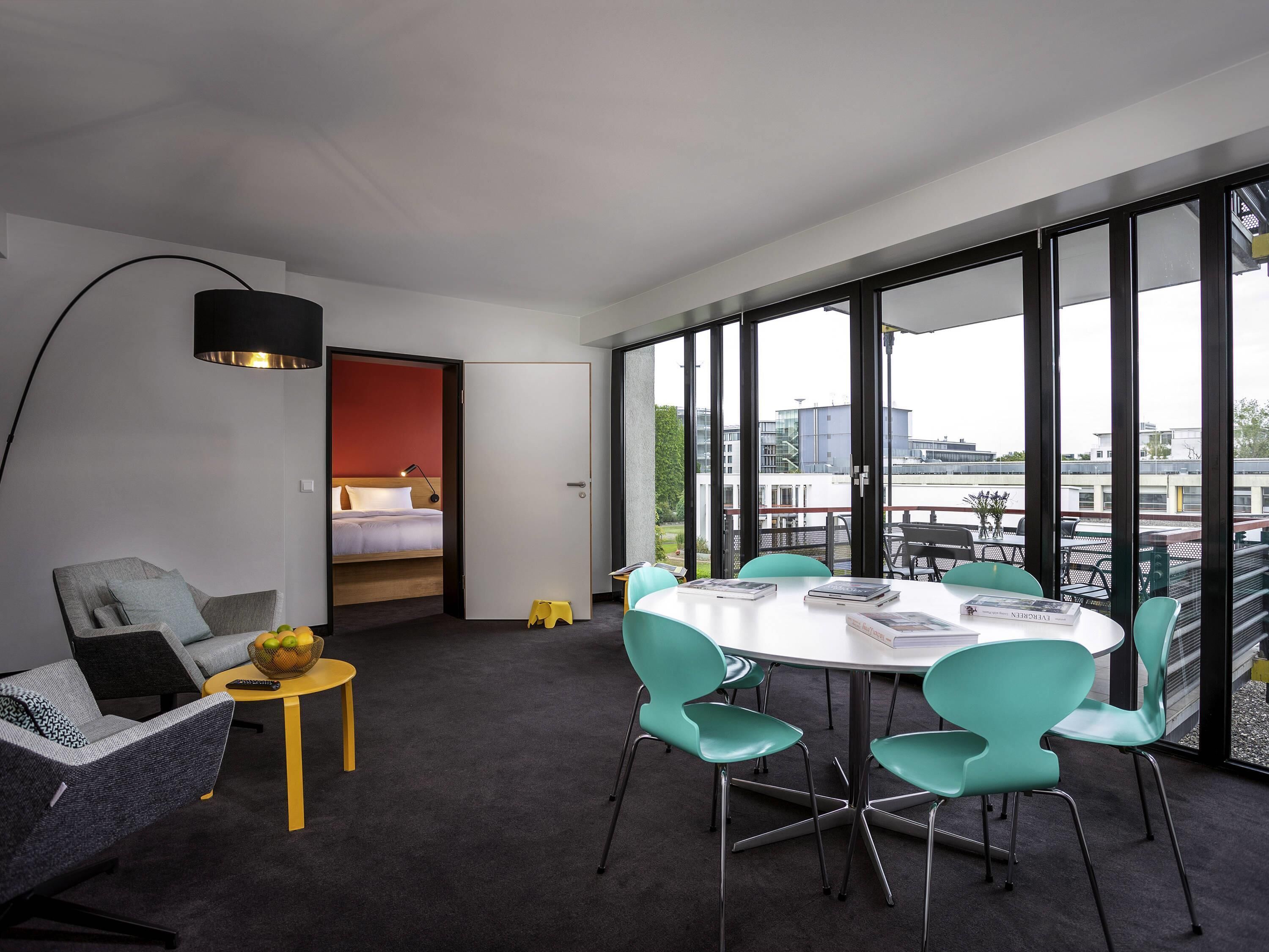 スイート ダブルベッド 1 台ソファーベッド付き バルコニー | デスク、ノートパソコン用作業スペース、遮光カーテン、WiFi (無料)