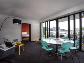 套房, 1 张双人床和 1 张沙发床, 阳台 | 办公桌、笔记本电脑工作区、遮光窗帘、免费 WiFi