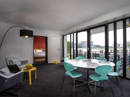 Escritorio, espacio para trabajar con laptop y cortinas blackout 