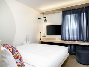 Een bureau, een laptopwerkplek, verduisterende gordijnen, gratis wifi