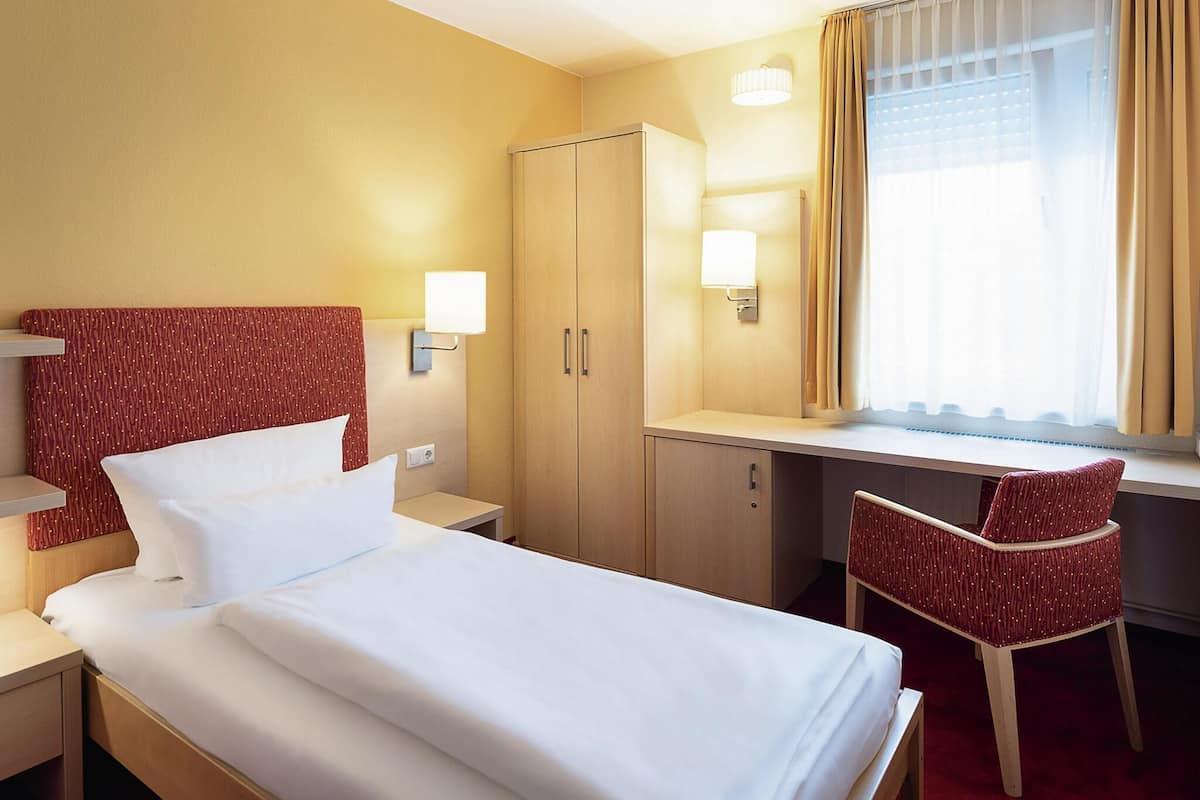 Habitación individual estándar, 1 cama individual | Escritorio, espacio para trabajar con laptop y cortinas blackout