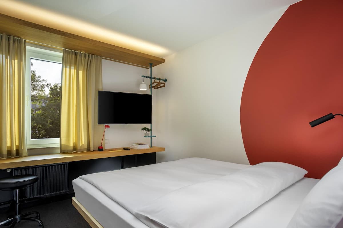 Habitación superior, 1 cama matrimonial | Escritorio, espacio para trabajar con laptop y cortinas blackout