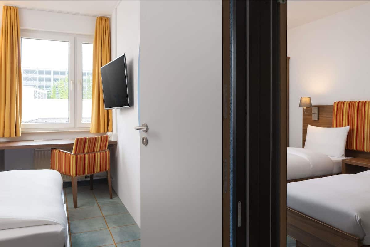 Family Studio | Desk, laptop workspace, blackout drapes, free WiFi