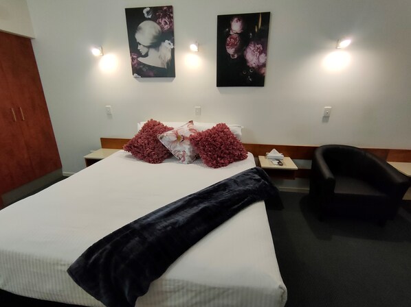 Habitación Deluxe, 1 cama King size | Escritorio, cortinas blackout y tabla de planchar con plancha 