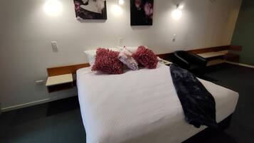 Deluxe Room, 1 King Bed | Desk, blackout drapes, iron/ironing board, bed sheets