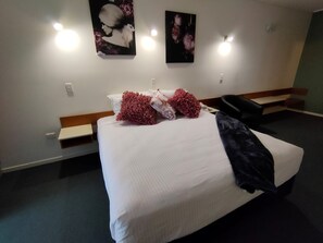 Habitación Deluxe, 1 cama de matrimonio grande | Escritorio, cortinas opacas, tabla de planchar con plancha