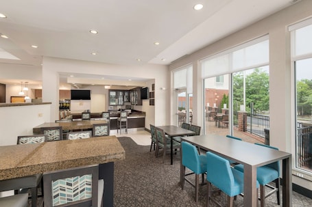 Se sirven desayunos y cenas, cocina americana. Hilton Garden Inn Silver Spring White Oak