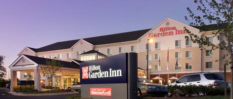 Un hôtel Hilton Garden Inn avec une enseigne indiquant la présence d’un restaurant Great American Grill.