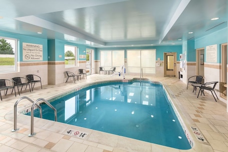 Una piscina techada. Hilton Garden Inn Silver Spring White Oak