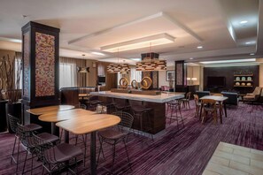2 restaurants; breakfast, lunch, and dinner served