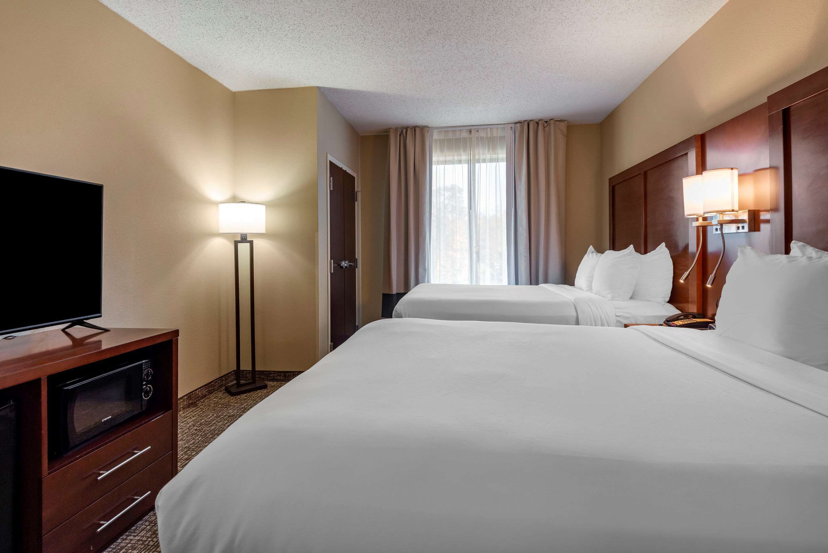 suite, multiple beds, non smoking | pillow-top beds, in-room safe, desk, laptop workspace