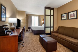Suite, 1 kingsize bed met slaapbank, niet-roken | Pillowtop-bedden, een kluis op de kamer, een bureau, een laptopwerkplek