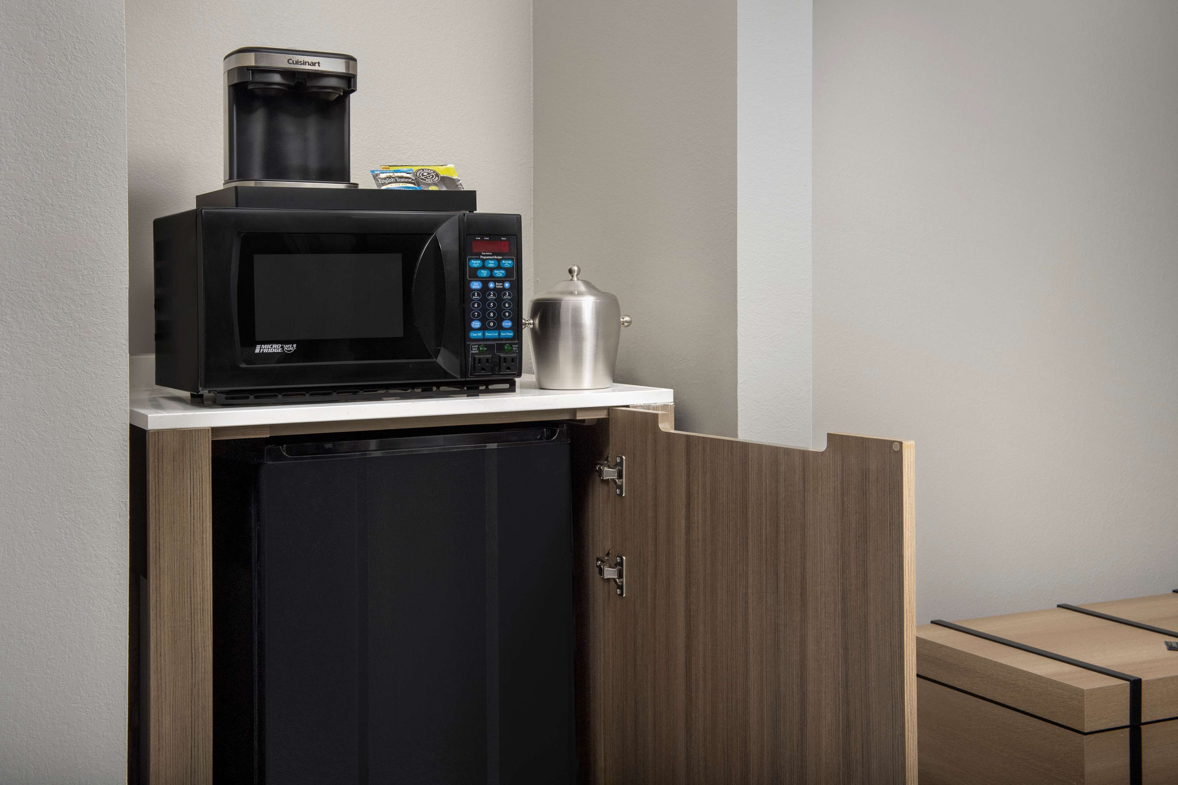 suite, 1 king bed | in-room safe, desk, iron/ironing board, free wifi