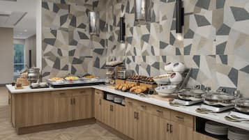 Desayuno buffet (USD 16 por persona)