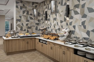 Desayuno buffet diario (USD 16 por persona)