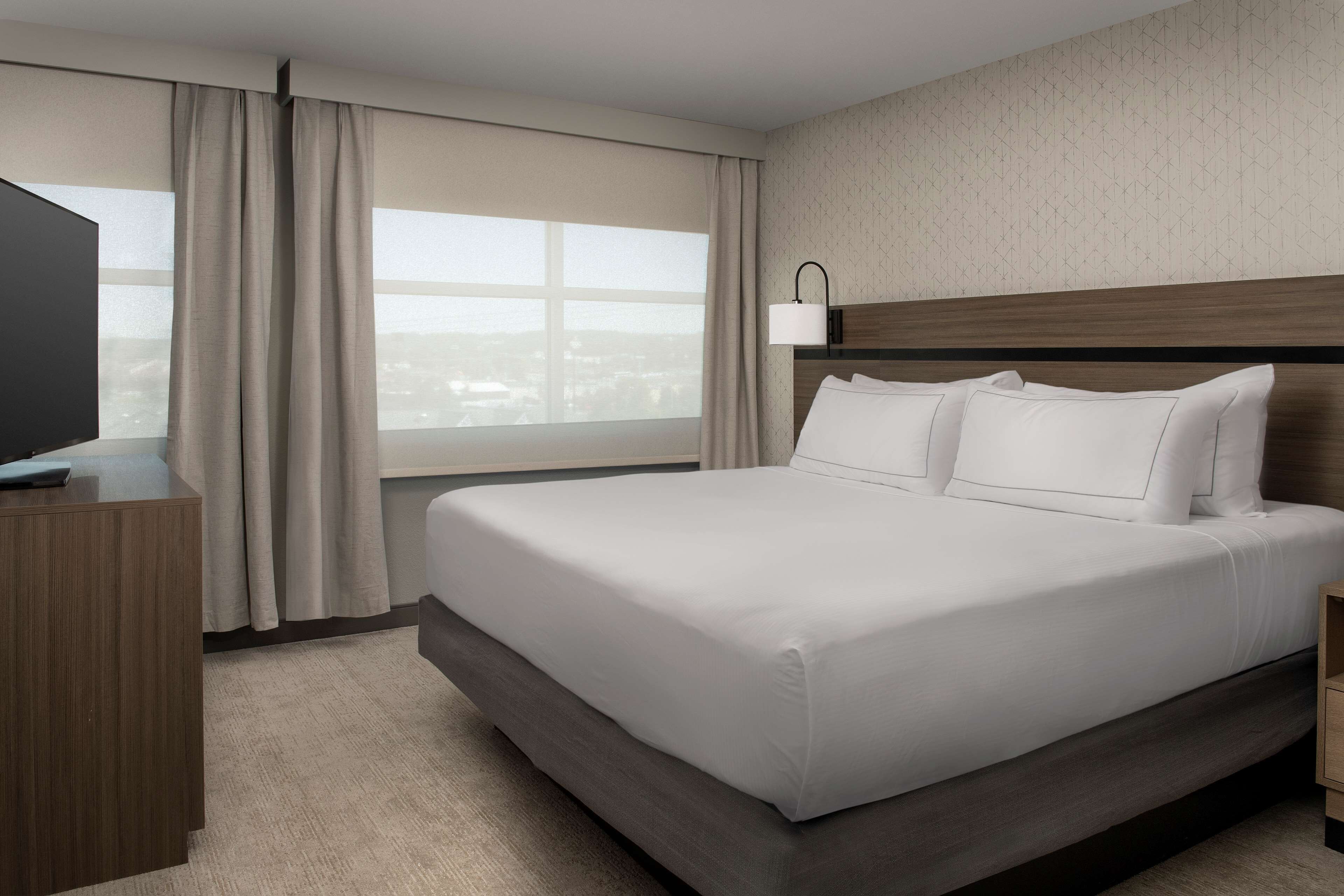 king, suite, 2 bedrooms | in-room safe, desk, iron/ironing board, free wifi