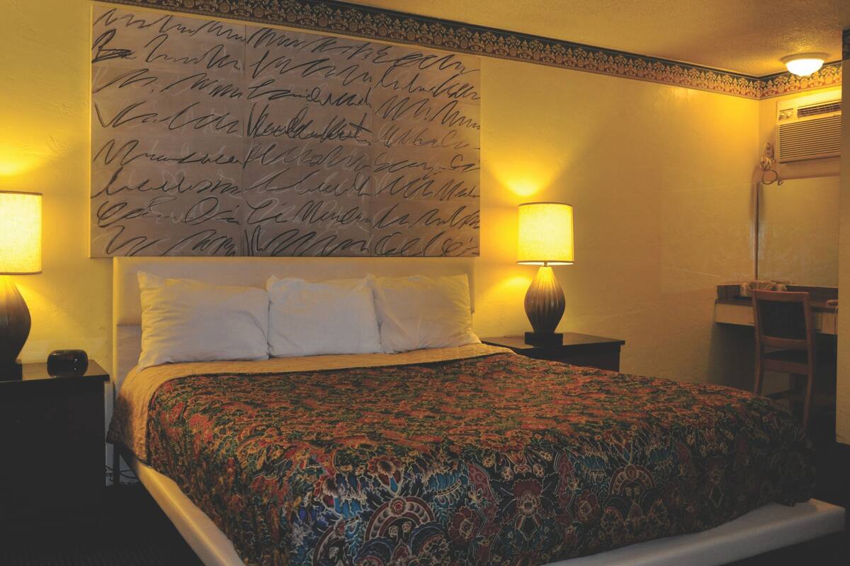 Desk, iron/ironing board, free rollaway beds, free WiFi