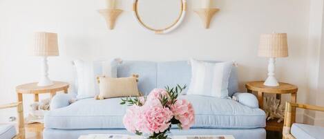 Luxe cottage | Woonruimte | Een flatscreentelevisie en een open haard