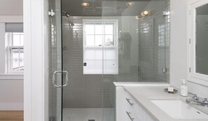 Luxury Cottage, Endeavor | Bathroom | Designer toiletries, hair dryer, towels, soap - Harborview Nantucket (Nantucket)