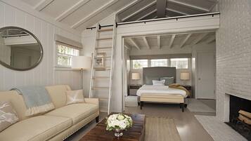 Luxe cottage | Woonruimte | Een flatscreentelevisie en een open haard