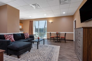 Suite, 2 Double Beds, Non Smoking | Iron/ironing board, free cribs/infant beds, rollaway beds, free WiFi - Travelodge by Wyndham Lakeland (Lakeland)